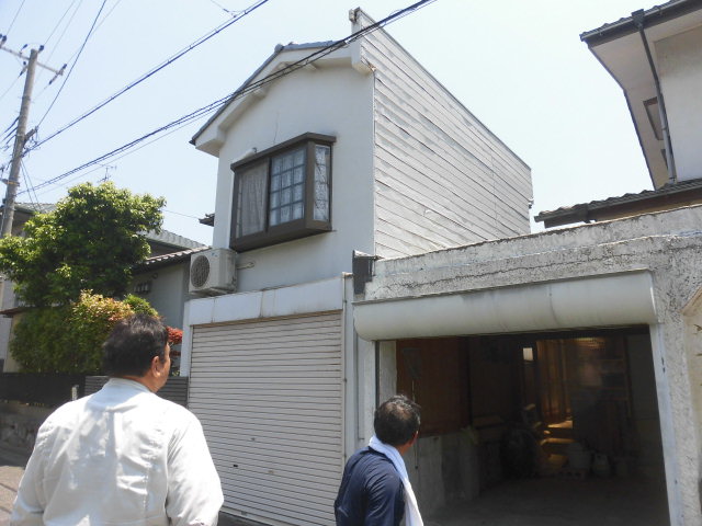 岸和田市上松町の劣化した外壁パネル