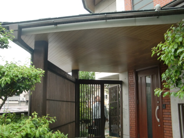 岸和田市土生町の玄関庇の天井板張替え着工