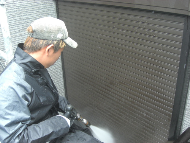 貝塚市の雨戸シャッター洗浄