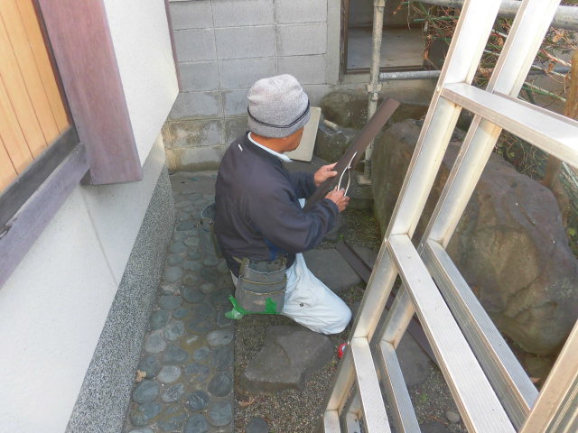 岸和田市西之内町で屋根の水切り加工中
