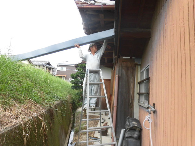 岸和田市のカラーステンレスの雨樋設置