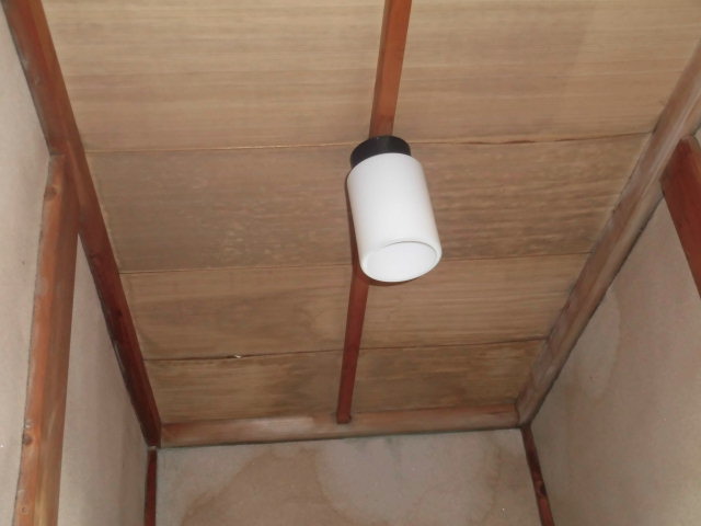 岸和田市中町のトイレの天井の雨漏り確認