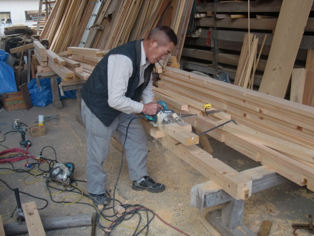 堺市で使用する木材を工場で加工
