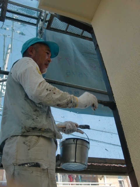 岸和田市西之内町の雨樋塗装中！
