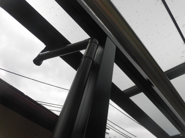 岸和田市のテラス屋根に雨樋設置