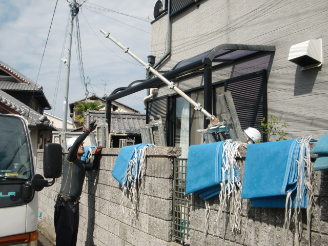 岸和田市西之内町の外壁・屋根塗装の足場設置