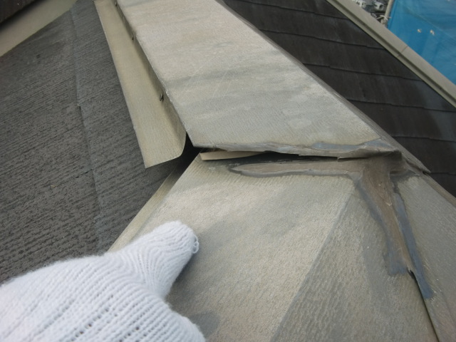 岸和田市三田町の屋根の棟板金の浮き