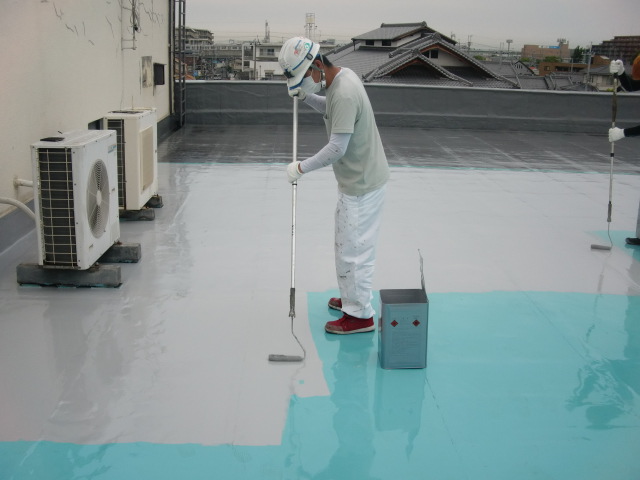 岸和田市の屋上防水でトップコート塗布状況