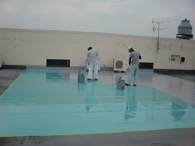岸和田市の屋上防水でトップコート塗布