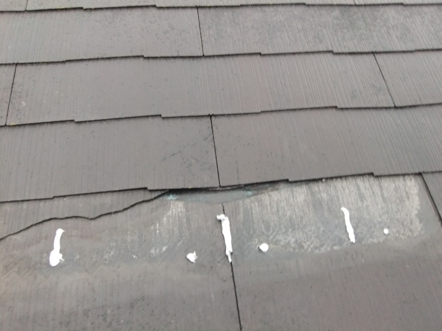 泉佐野市鶴原のスレート屋根に鋼板を差し込みます！