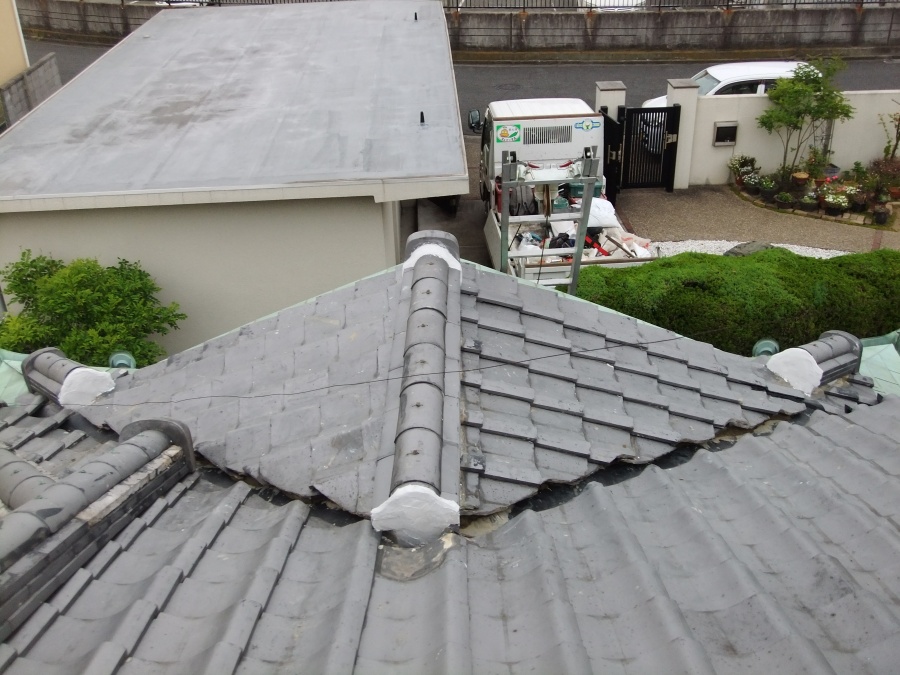 岸和田市で凍害の症状で玄関屋根の棟瓦と隅棟を積み直し雨漏りも解消したお客様の声