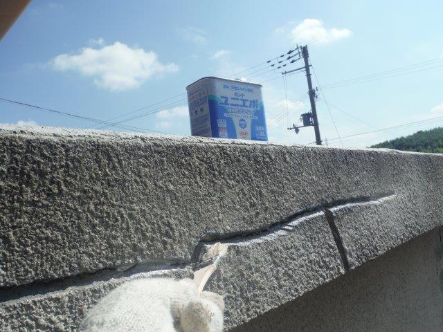 岸和田市包近町の屋根のクラックの溝にプライマー塗布