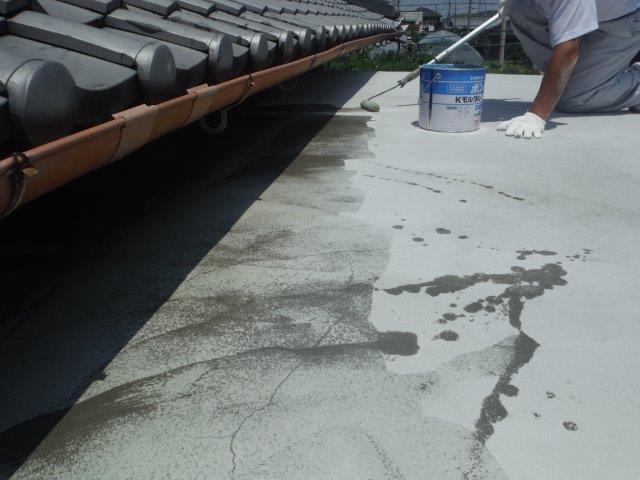 岸和田市包近町の陸屋根にプライマー塗布