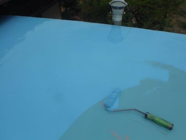 岸和田市包近町の陸屋根の側面にウレタン樹脂二回目塗布