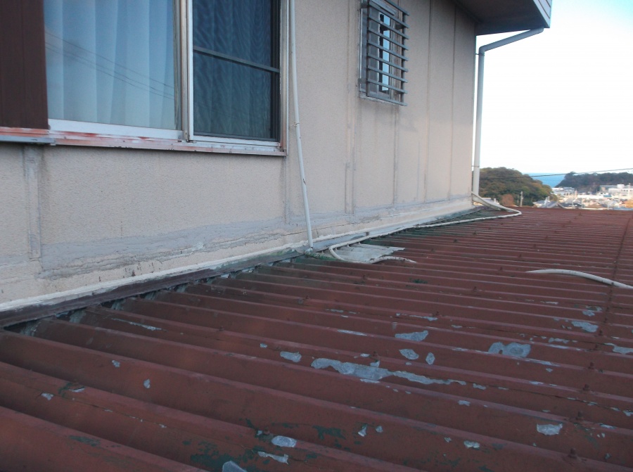 泉南郡岬町の雨漏り修理前の折板屋根
