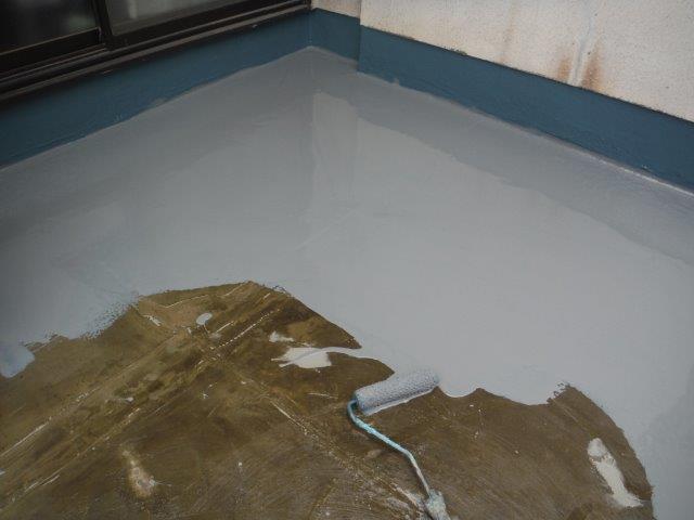 岸和田市土生町のベランダにウレタン塗膜防水１回目塗布