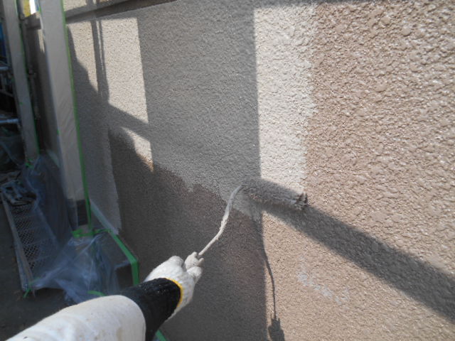 岸和田市天神山町の塀を中塗り塗装