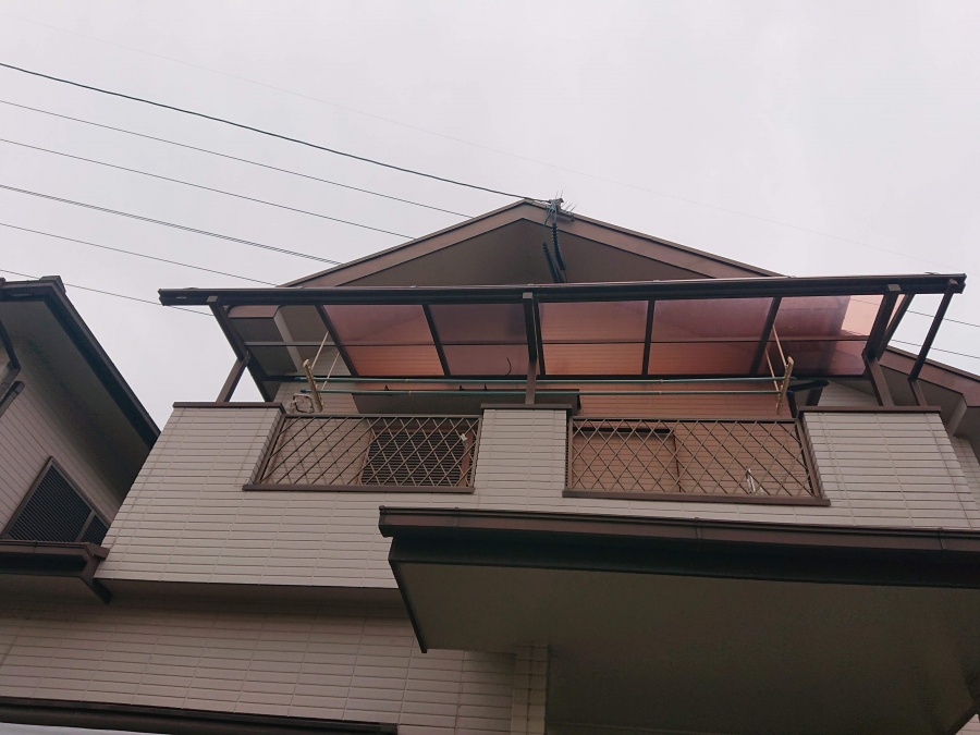 岸和田市のテラス屋根の平板が飛散
