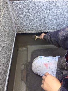 岸和田市のバルコニーにカチオンクリートしごき塗り