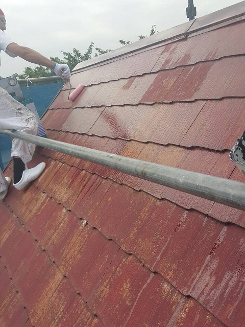 岸和田市摩湯町で屋根足場を使い屋根の下塗り