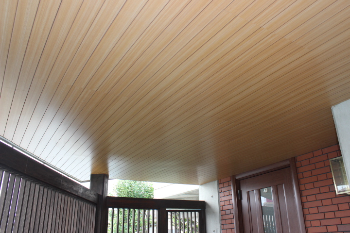 岸和田市土生町の玄関庇の天井板張替え完了
