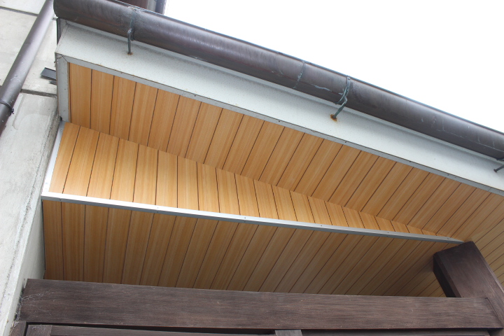 岸和田市土生町の玄関庇の天井板張替え・サイドも