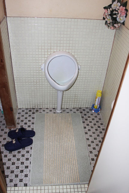 泉南市岡田の男性用トイレ