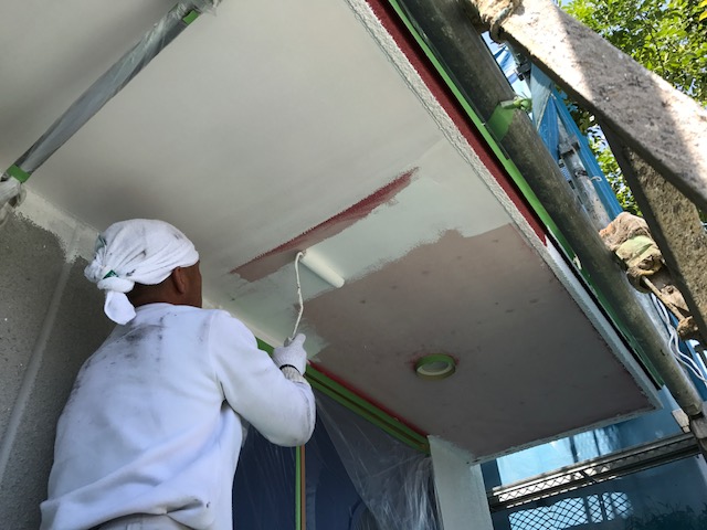 貝塚市の玄関天井も塗装