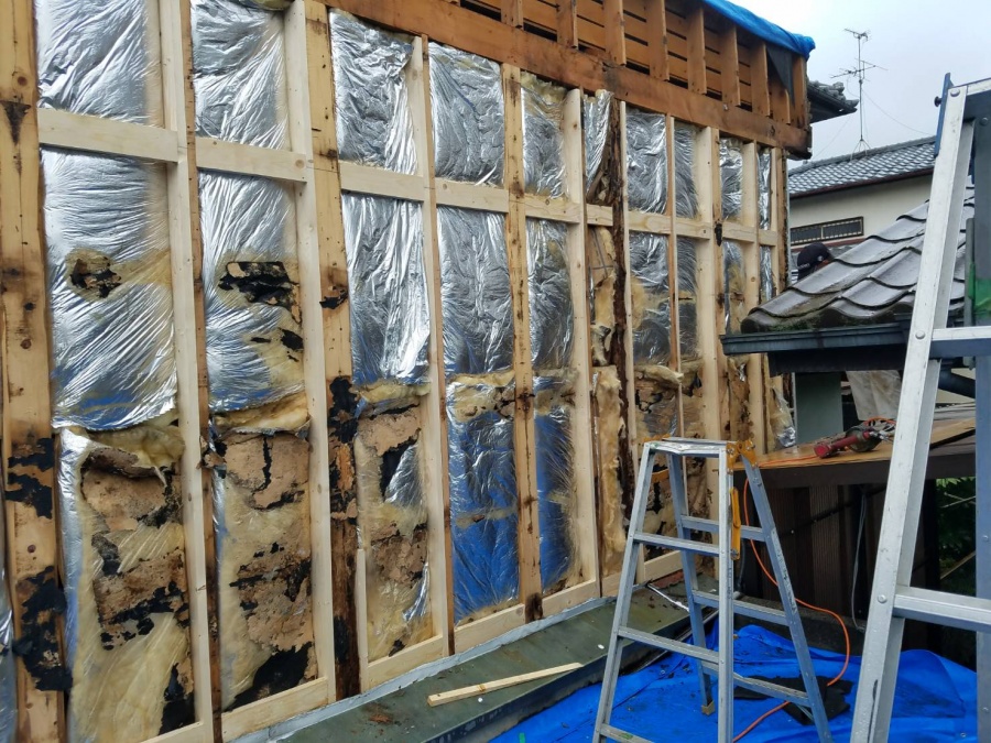 岸和田市上松町の劣化した外壁下地を修理