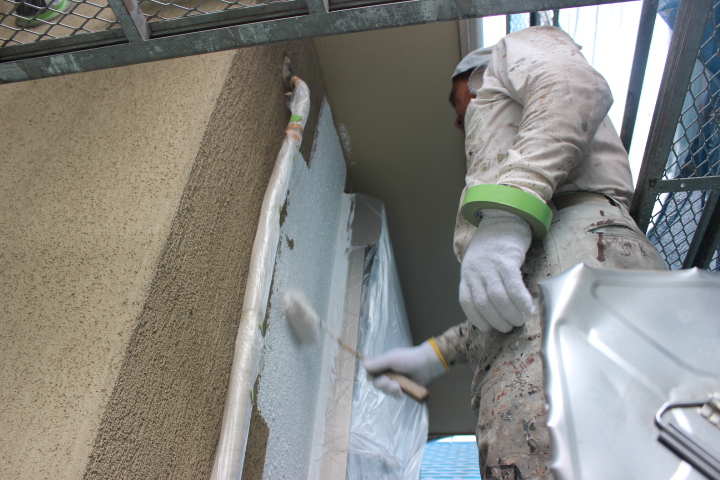 岸和田市西之内町の外壁下塗り・厚膜シーラー