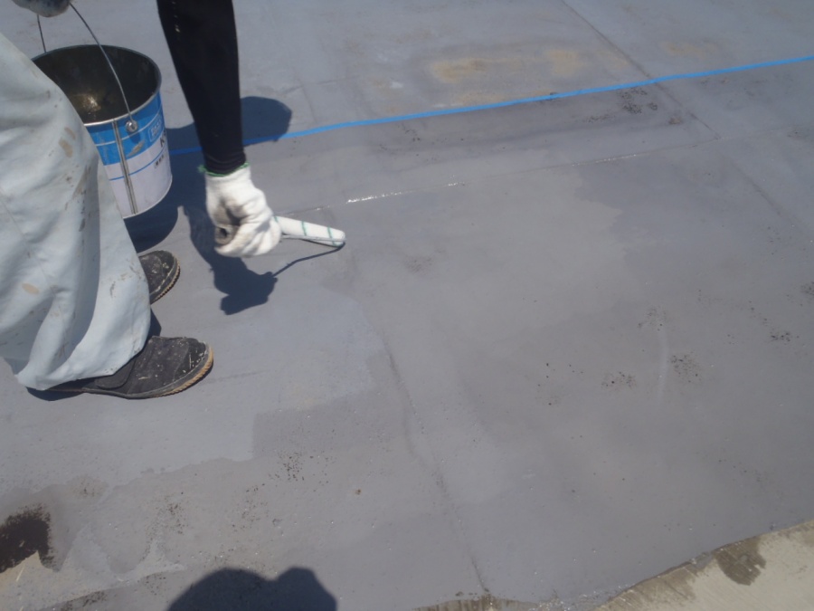 岸和田市の陸屋根にプライマー塗布
