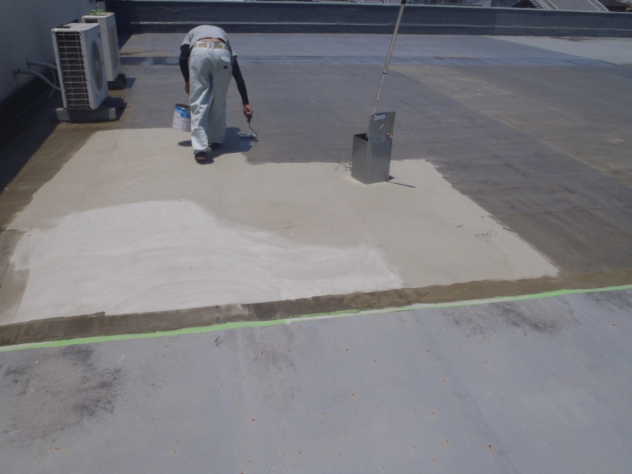 岸和田市の屋上防水でプライマー塗布