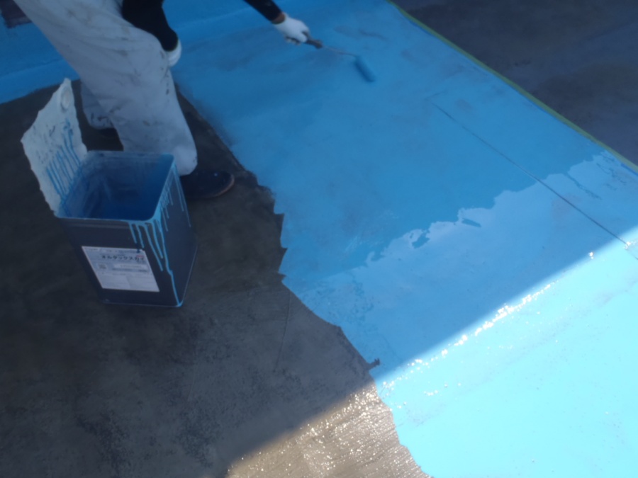 岸和田市の倉庫陸屋根にウレタン塗膜材塗布