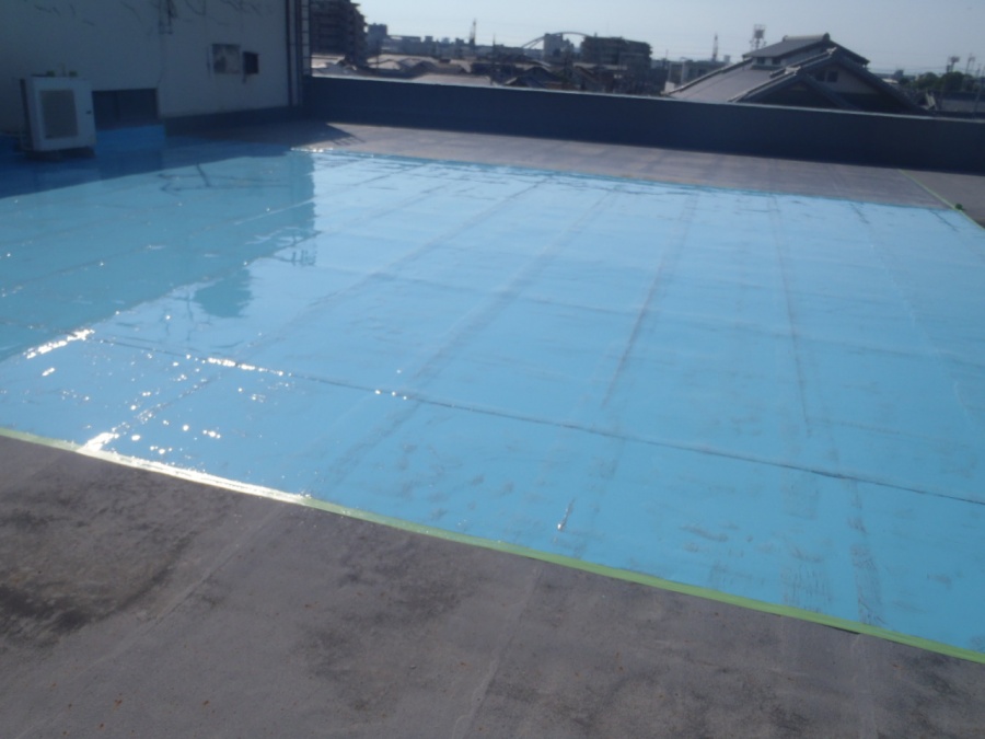 岸和田市の屋上にウレタン樹脂塗布1回目完了