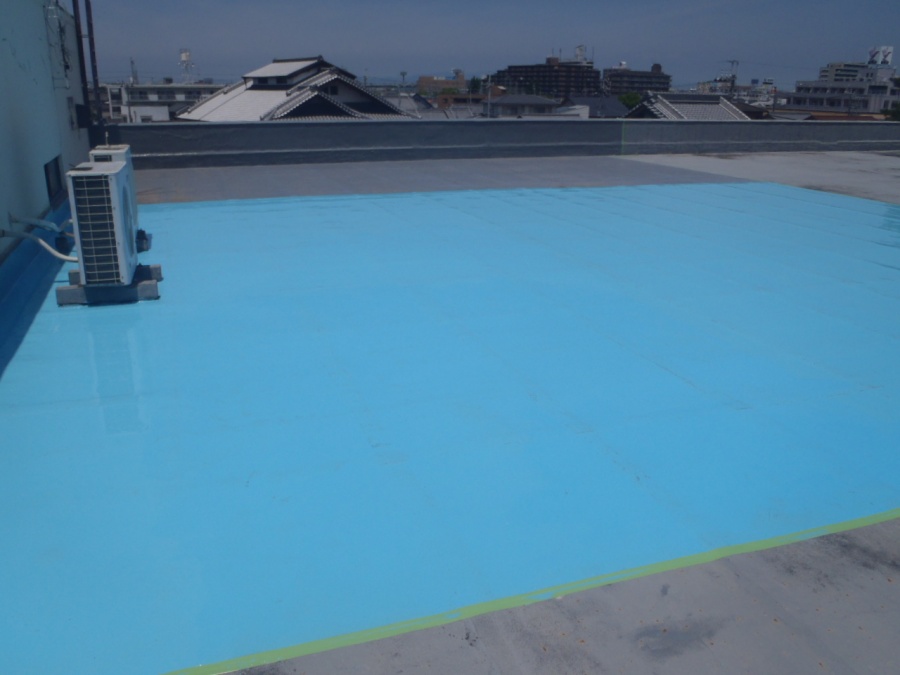 岸和田市の倉庫の屋上にウレタン塗膜材塗布完了