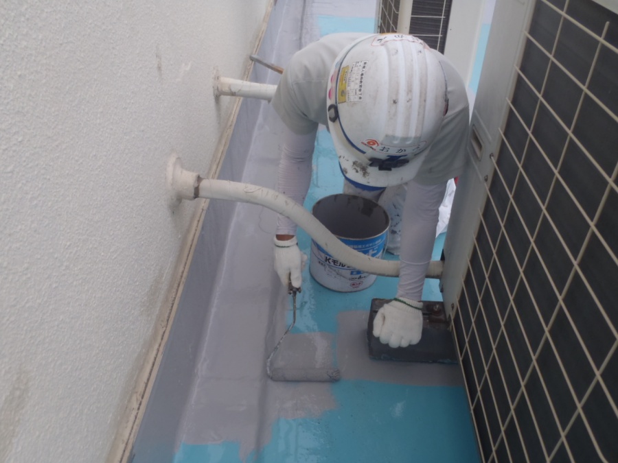 岸和田市の屋上防水で溝にトップコート塗布