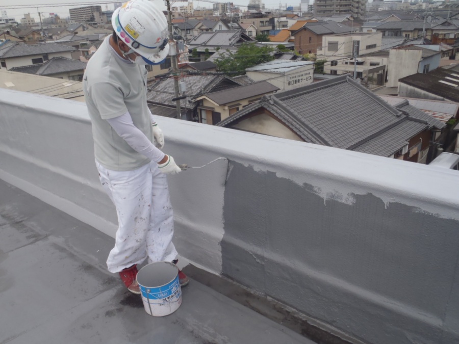 岸和田市の陸屋根で手すりを塗装