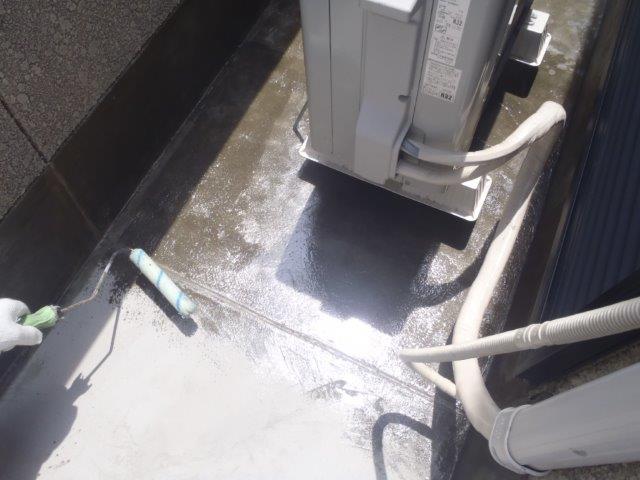 泉佐野市上瓦屋のベランダにウレタン樹脂塗膜防水材塗布で室外機を浮かせました