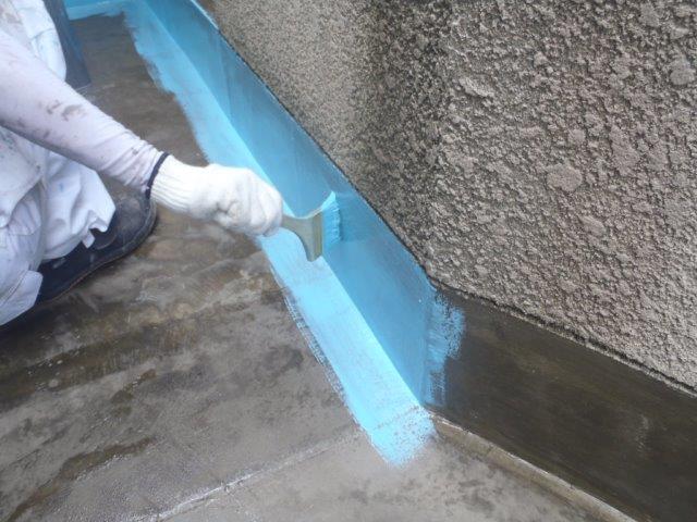泉佐野市上瓦屋のベランダにウレタン樹脂塗膜防水材一回目塗布