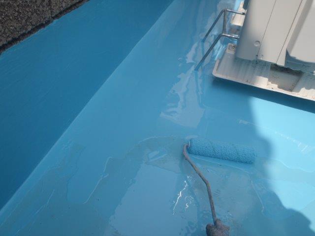 泉佐野市上瓦屋のベランダにウレタン樹脂塗膜防水材二回目塗布