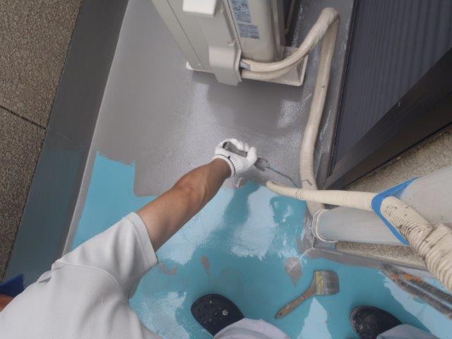 泉佐野市上瓦屋のバルコニー防水で床面にもトップコート塗布