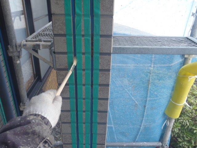 岸和田市尾生町の玄関庇の柱の目地にプライマー塗布