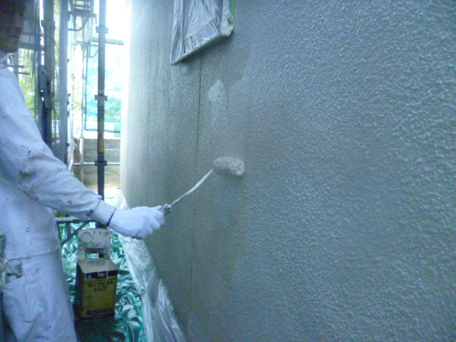 岸和田市土生町の外壁塗装の中塗り中