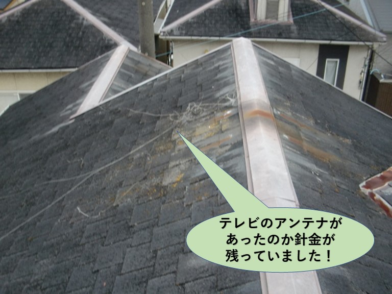 和泉市の屋根にテレビのアンテナの針金が残っていました