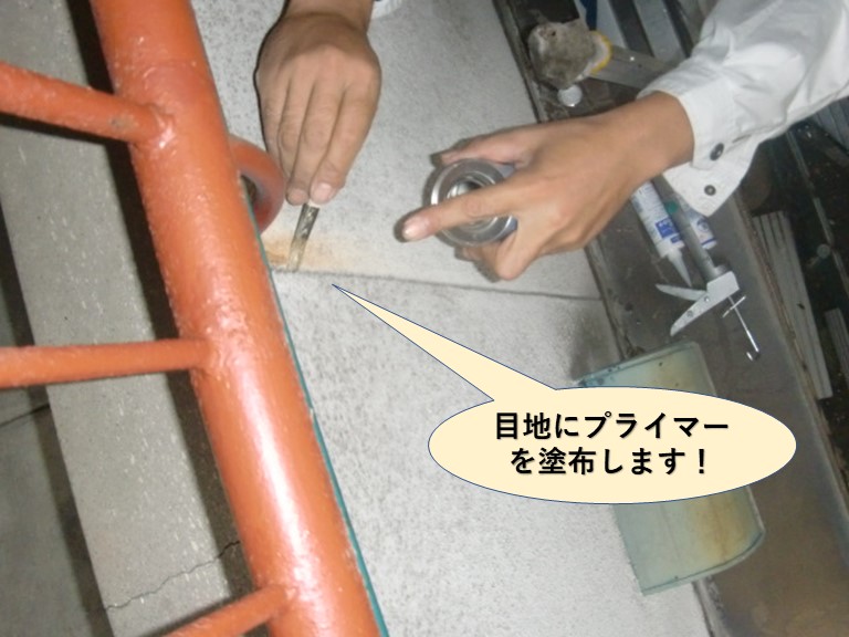 岸和田市の外壁の目地にプライマーを塗布