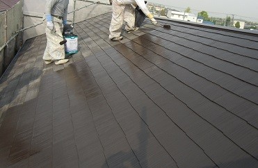 岸和田市真上町の外壁塗装と屋根塗装で屋根の中塗り