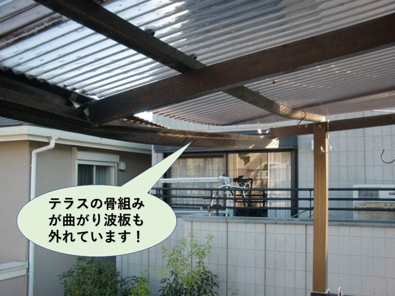 岸和田市のテラスの骨組みが曲がり波板も外れています