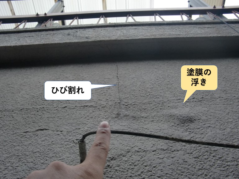 泉大津市の外壁のひび割れと塗膜の浮き