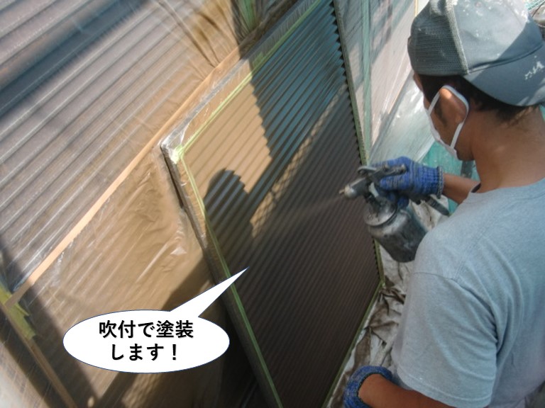 和泉市の雨戸を吹付で塗装します