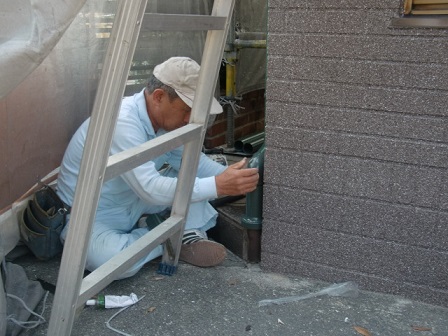 岸和田市上松町の外壁塗装で雨戸などの部分塗装や樋の取付